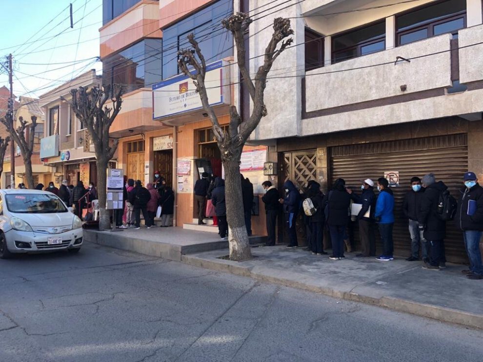 Trámites en la AFP con largas filas y usuarios esperando
