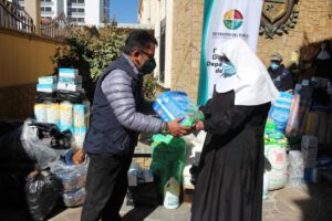 Donación a adultos mayores en el hogar La Sagrada Familia