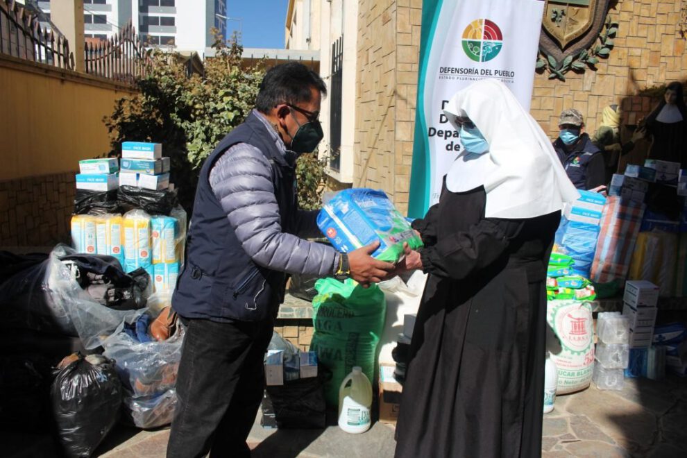 Donación a adultos mayores en el hogar La Sagrada Familia