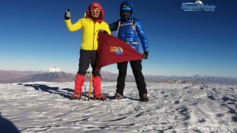 Escaladores orureños en la cima del doctor Sajama