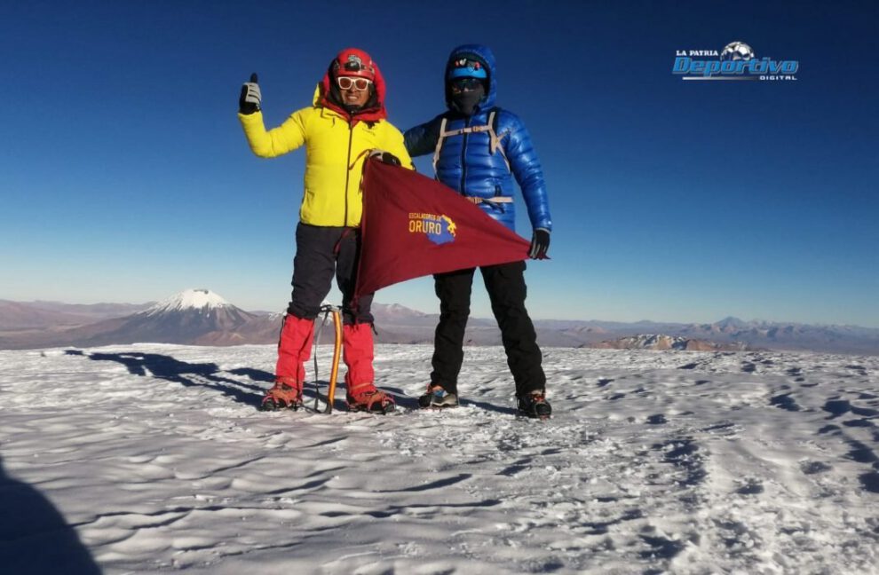 Escaladores orureños en la cima del doctor Sajama