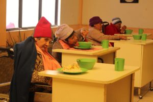 Hogar La Sagrada Familia acoge a adultos mayores que llegan por su propia voluntad