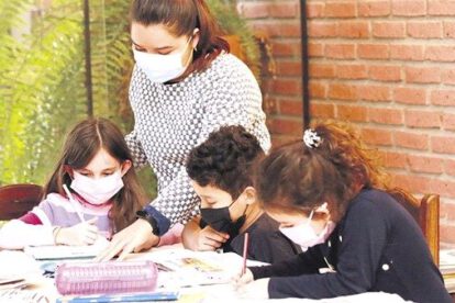 certificado de vacunación para maestros que dan clases presenciales