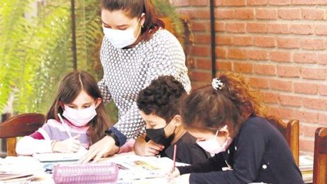 certificado de vacunación para maestros que dan clases presenciales
