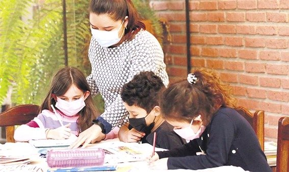 certificado de vacunación para maestros que dan clases presenciales