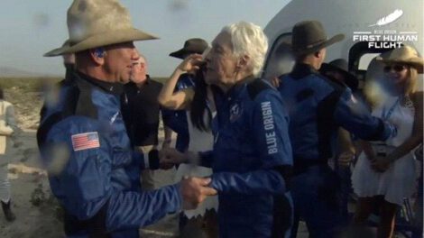 Jeff Bezos en el primer viaje de turismo espacial