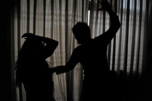 Policía mata a golpes a su pareja en Santa Cruz