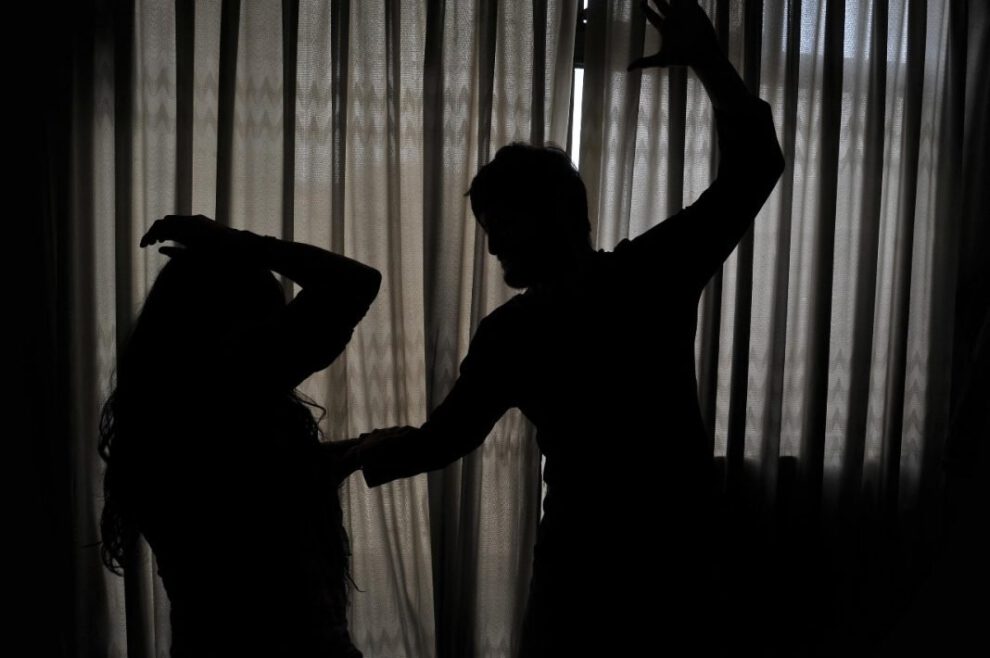 Policía mata a golpes a su pareja en Santa Cruz