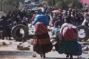 Bloqueos en Parotani por productores agrícolas