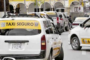 Choferes de radio móviles de Cochabamba alientan la vacunación contra el Covid-19