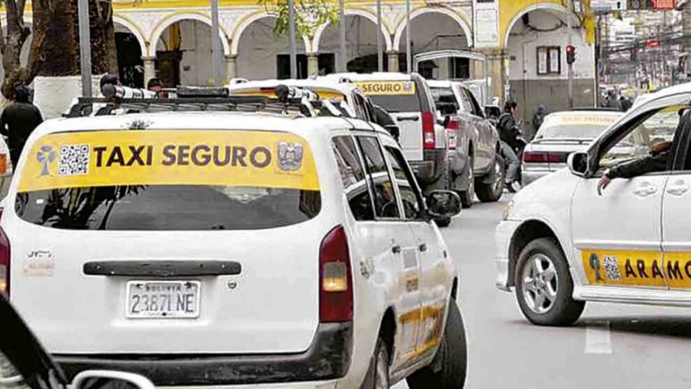 Choferes de radio móviles de Cochabamba alientan la vacunación contra el Covid-19