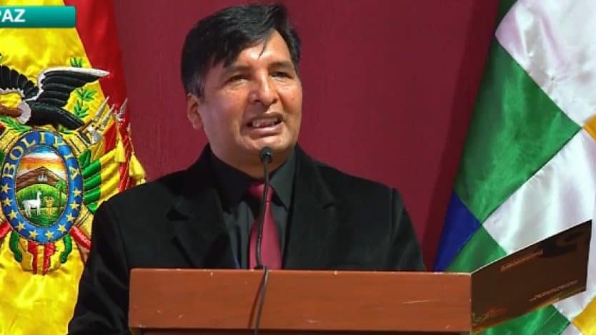 Clases semipresenciales en unidades educativas según Adrián Quelca