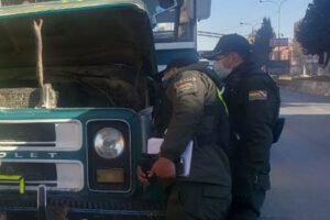 Chofer muere por asfixia tras atascar su chalina en el motor de su vehículo