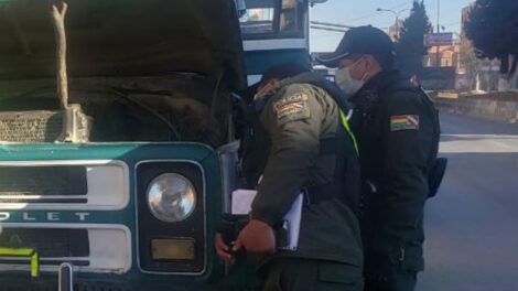 Chofer muere por asfixia tras atascar su chalina en el motor de su vehículo