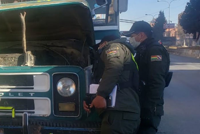 Chofer muere por asfixia tras atascar su chalina en el motor de su vehículo