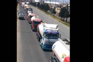 Cisternas de combustible ingresan a La Paz y El Alto custodiados por la Policía y el Ejército