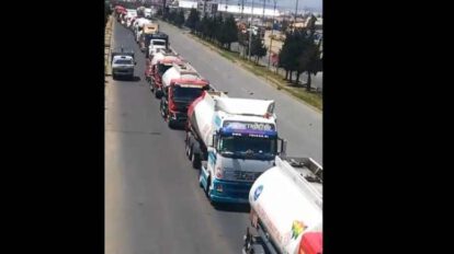 Cisternas de combustible ingresan a La Paz y El Alto custodiados por la Policía y el Ejército