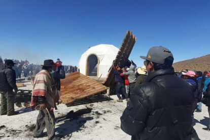 Potosinos queman domos en el Salar de Thunupa