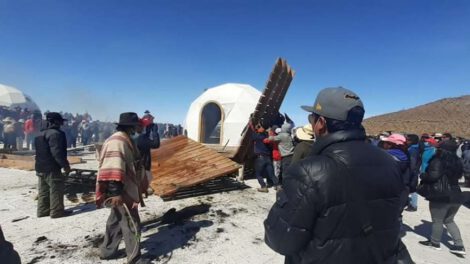 Potosinos queman domos en el Salar de Thunupa