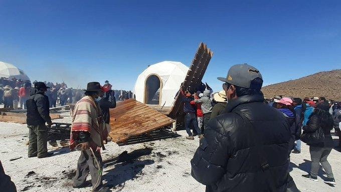 Vandalismo en el Salar de Thunupa