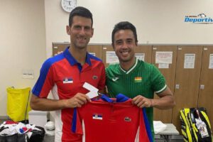 Hugo Dellien con la camiseta de Novak Djokovic tras su partido en Tokio
