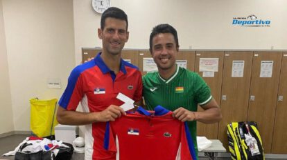 Hugo Dellien con la camiseta de Novak Djokovic tras su partido en Tokio
