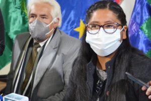 Alcaldesa de El Alto, Eva Copa, anuncia bono estudiantil