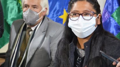Alcaldesa de El Alto, Eva Copa, anuncia bono estudiantil