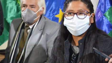 Alcaldesa de El Alto, Eva Copa, anuncia bono estudiantil