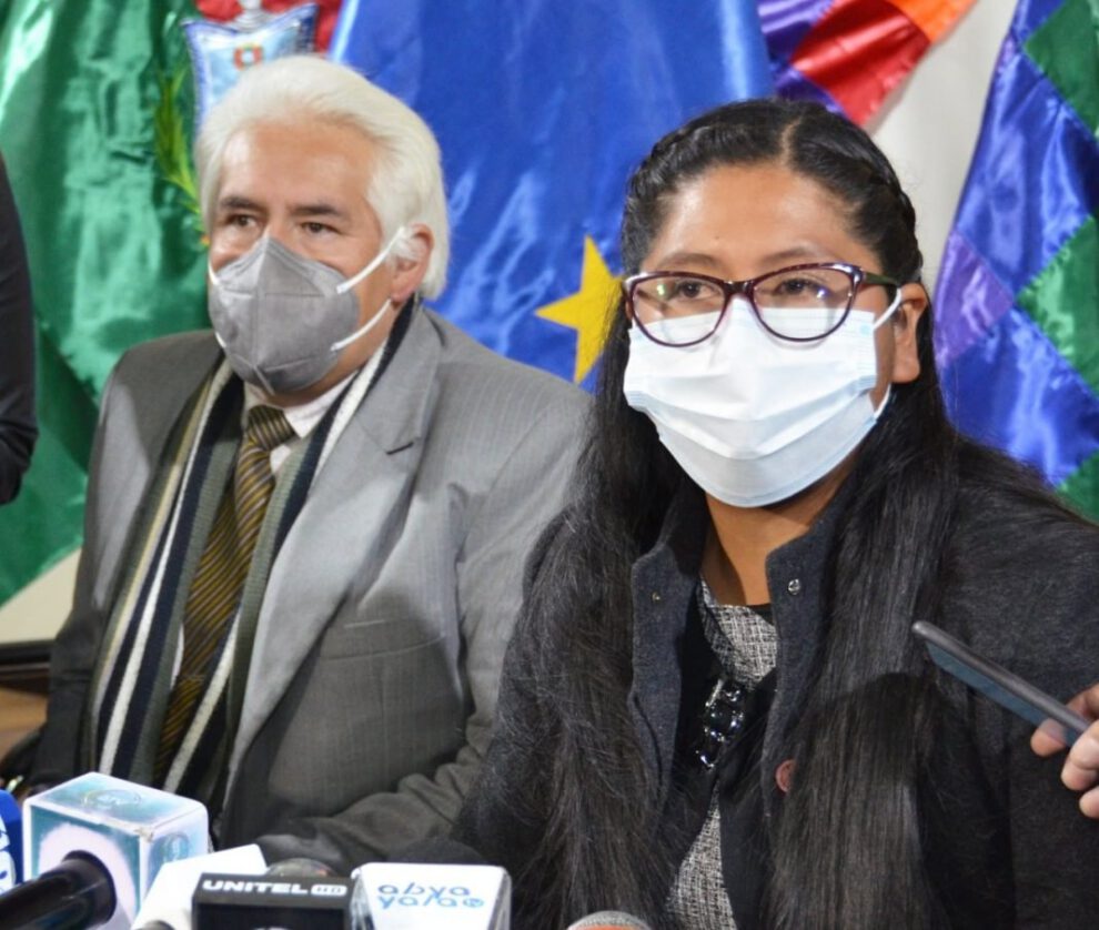 Alcaldesa de El Alto, Eva Copa, anuncia bono estudiantil