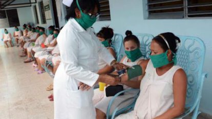 Mujeres embarazadas se realizan una revisión médica para la vacuna contra el Covid-19