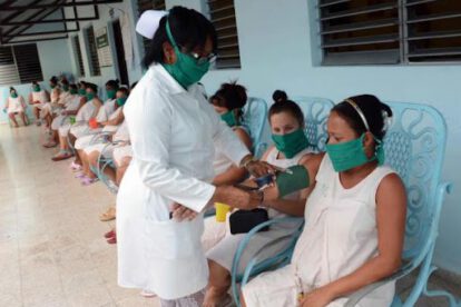 Mujeres embarazadas se realizan una revisión médica para la vacuna contra el Covid-19
