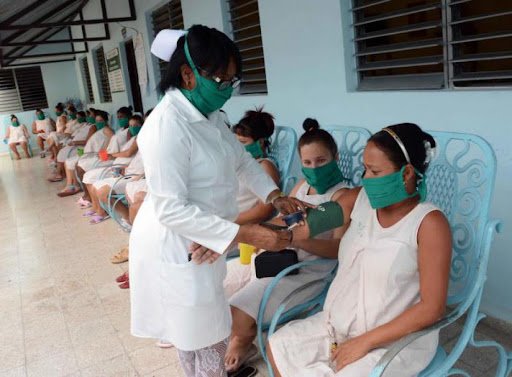 Mujeres embarazadas se realizan una revisión médica para la vacuna contra el Covid-19