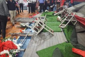 Desplome de tarima en graduación en Chimoré