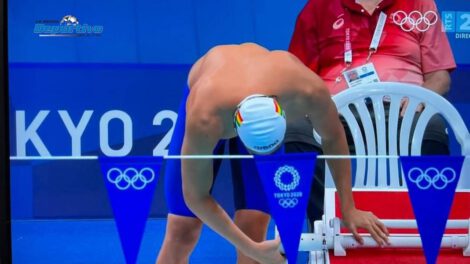 Gabriel Castillo inicia su competencia en los 100 metros espalda en natación