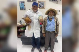 Cirugía de próstata ofrecida por un adulto mayor a cambio de gallinas