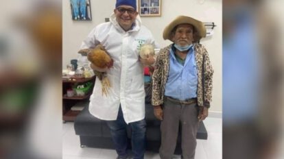 Cirugía de próstata ofrecida por un adulto mayor a cambio de gallinas