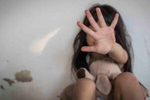 Padrastro acusado por violación sentenciado a 20 años de cárcel
