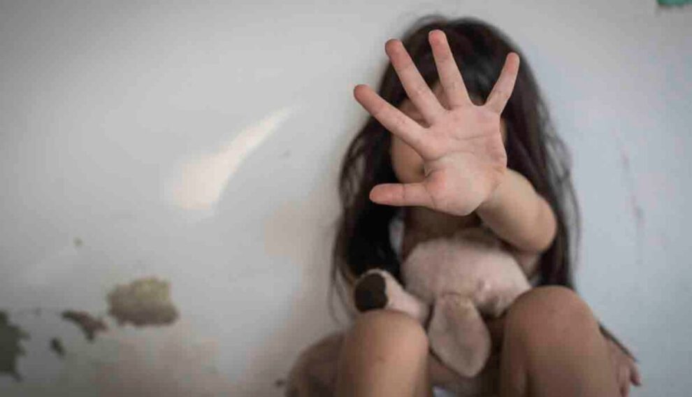 Padrastro acusado por violación sentenciado a 20 años de cárcel