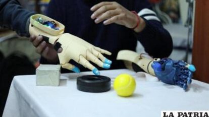 Prótesis bioeléctrica fabricada por Sergio Sivinche, un emprendedor orureño