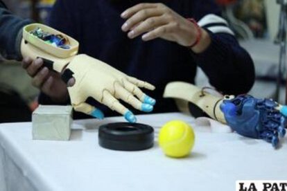 Prótesis bioeléctrica fabricada por Sergio Sivinche, un emprendedor orureño