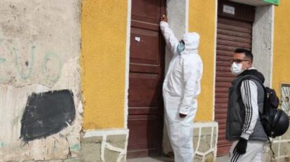 Rastrillaje puerta a puerta para maximizar la vacunación en Oruro