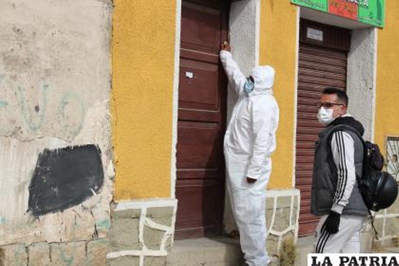 Rastrillaje puerta a puerta para maximizar la vacunación en Oruro