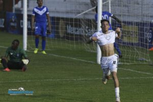 Doblete de Edarlyn Reyes para el triunfo de Real Santa Cruz