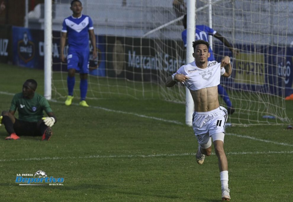Doblete de Edarlyn Reyes para el triunfo de Real Santa Cruz