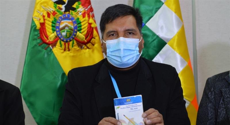 Ministro de Educación Adrián Quelca tras denuncia por tráfico de influencias