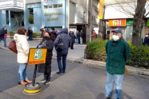 Personas inmunizadas con la vacuna Sputnik-V bloqueando las calles de La Paz