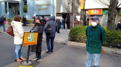 Personas inmunizadas con la vacuna Sputnik-V bloqueando las calles de La Paz