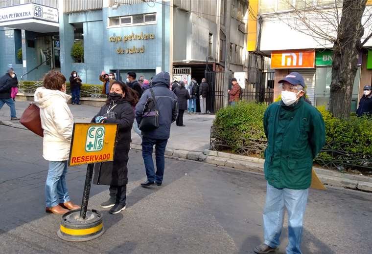 Personas inmunizadas con la vacuna Sputnik-V bloqueando las calles de La Paz