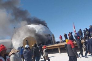 Quema de domos turísticos en Bolivia